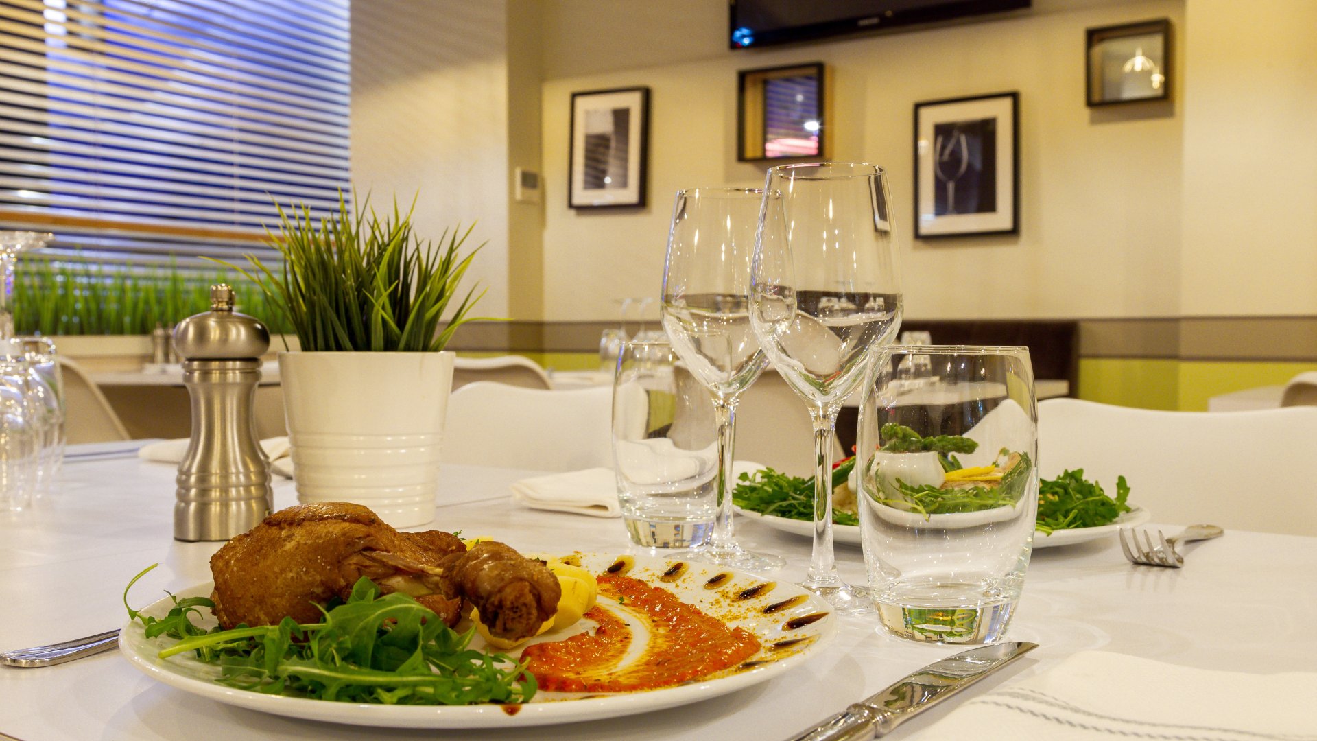 Plat raffiné servi au restaurant du Casino de Calais avec verre de vin